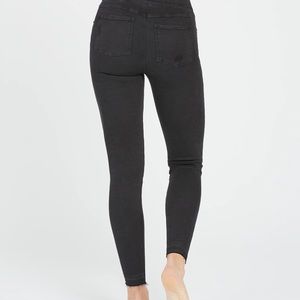 Spanx Vintage sill distressed skinny jeans. NWOT Lg.